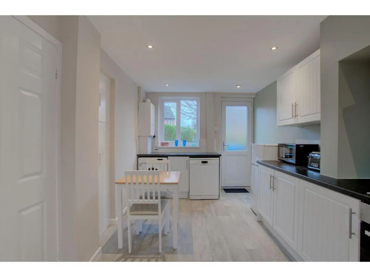 Gorgeous 3 Bed Home Near Manchester Airport